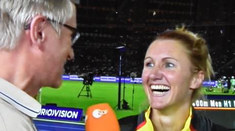 Carolin Hingst stellte sich nach bestandenen EM-Qualifikation strahlend den Fragen von ZDF-Reporter Norbert König. 