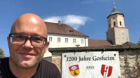 Greg Gerstner vor dem Gosheimer Schloss. Der 43-Jährige Amerikaner betreibt derzeit in der Region Ahnenforschung.