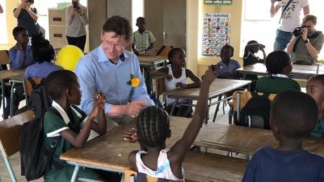 Zehn Schulen will der Landkreis Donau-Ries in Afrika errichten und so einen Beitrag zur Entwicklungshilfe leisten. Das Bild zeigt Landrat Stefan Rößle in Namibia.