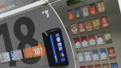 Unbekannte haben aus der Sualafeldhalle in Huisheim einen Zigarettenautomaten gestohlen und geknackt.. 