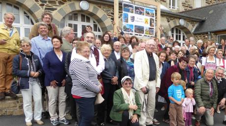 Eine Fotocollage zum Thema „In Freundschaft mit Feldheim seit 1975“ schenkten die Bretagne-Fahrer aus Feldheim den Plestiner Freunden. 