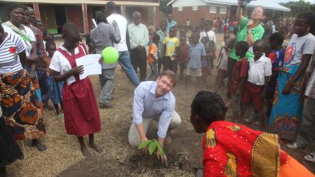 Die Grundschule in Kunkhongo in Malawi ist bereits fertig. Landrat Stefan Rößle reiste persönlich zur Eröffnung und pflanzte einen Baum. 