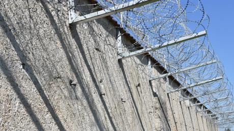 Die alte Gefängnismauer in Niederschönenfeld ist zwar mehrfach abgesichert, dennoch haben Unbekannte in einer ganzen Reihe von Fällen Mobiltelefone in die JVA geworfen.