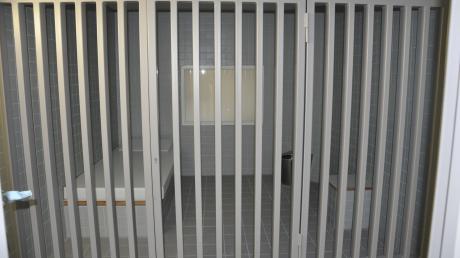 Die Polizei in Weilheim hat einen betrunkenen Störenfried in Gewahrsam genommen. Aber auch hinter Gittern findet er nicht zur Ruhe.