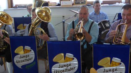 Den musikalischen „Hoagart“ beim Kirchweihfest im Musikheim Daiting bereicherten die jungen Usseltaler mit traditioneller Blasmusik.  	