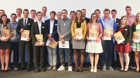 28 Auszubildende aus dem Landkreis gehören zu den Besten in ganz Schwaben. Sie wurden in Augsburg ausgezeichnet.  	