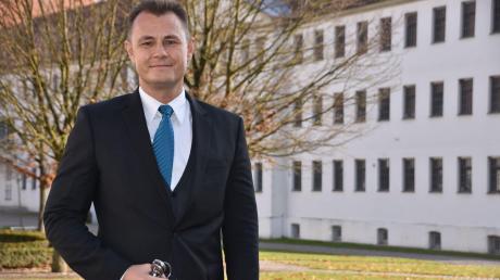Roland Retzbach leitet seit dem 1. Oktober die Justizvollzugsanstalt Niederschönenfeld. Auf den neuen Direktor warten einige Herausforderungen, darunter die Erweiterung des Gefängnisses.