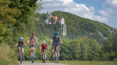 Der Altmühltal-Radweg, einst der erste Fernradwanderweg in Südbayern, wird 2019 bereits 40 Jahre alt. Der Geburtstag der Radroute wird ins Jubiläum „50 Jahre Verein Naturpark Altmühltal“ eingebunden. Hier der Weg bei der Burg Prunn.   