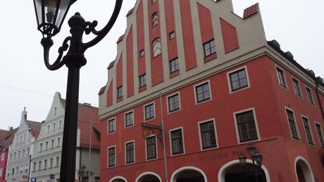 Momentan steht das Tanzhaus in der Donauwörther Reichstraße ziemlich verwaist da. Nachdem die Verhandlungen mit dem Investor Müller letzten Endes gescheitert sind, wird das Gebäude weiterhin im Besitz der Stadt bleiben. Das beschloss der Stadtrat einstimmig.