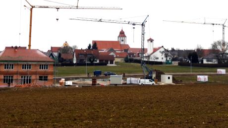 Im Baugebiet „Schletzenbach“ hat Buchdorfs Bürgermeister Grenzen verschoben.