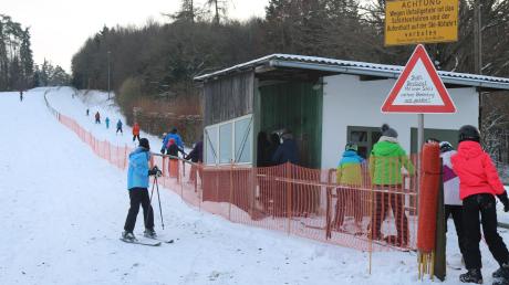 Auch wenn der Schnee immer nasser wurde: Am Wochenende zog es viele Skifahrer und Rodler an den Skilift nach Übersfeld. 
