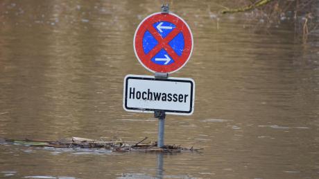 Parken verboten: Die Wörnitz ist in Harburg über die Ufer getreten und hat auch den Bereich der Grasstraße überschwemmt.