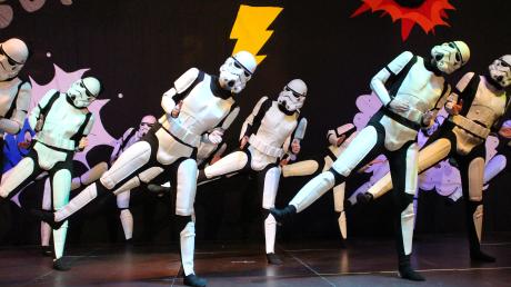 So kamen aus einer fremden Galaxie nach Holzheim: Die Mitglieder der Gruppe Bahati marschierte in Stormtrooper-Kostümen aus „Star Wars“ auf die Bühne.