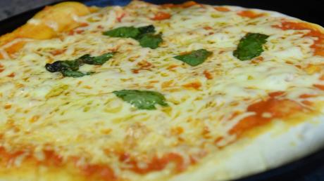 Eine Pizza löste an einer Augsburger Tankstelle einen Streit aus. 