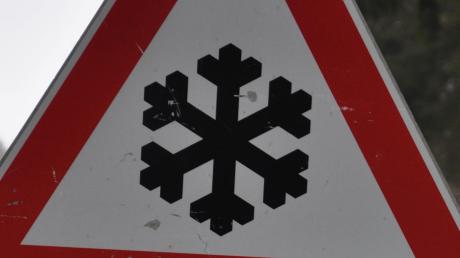 Auf schneebedeckter Fahrbahn ist nahe Gosheim ein junger Autofahrer verunglückt. Er stieß mit einem anderen Wagen zusammen.