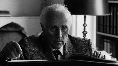 Werner Egk, geboren am 17. Mai 1901 in Auchsesheim, gestorben am 10. Juli 1983 in Inning, ist Donauwörther Ehrenbürger.