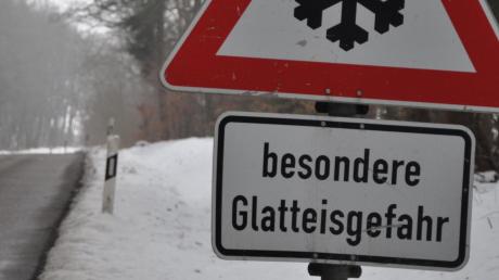 Auf Straßen kann Glatteis entstehen, obwohl zuvor Salz gestreut wurde. Das passierte bei Wolferstadt.