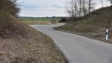 Diese Kurve an der Engstelle der Straße zwischen Fünfstetten-Bahnhof und Nußbühl soll begradigt werden. Das fordern Bürger aus dem Ortsteil.  	