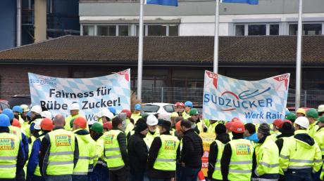 Vor dem Südzuckerwerk in Rain demonstrierten am Frteitag rund 300 Personen. Hintergrund ist, dass das Unternehmen zwei Standorte in Norddeutschland schließen will.