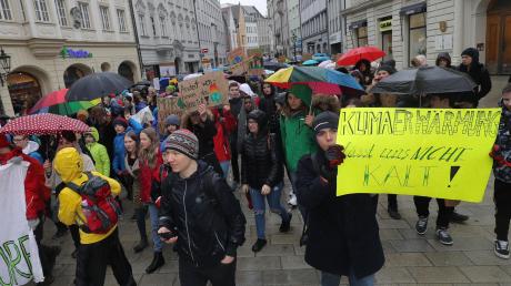 An dieser Demonstration in Augsburg beteiligten sich am Freitag auch rund 45 Schüler aus dem Raum Donauwörth.