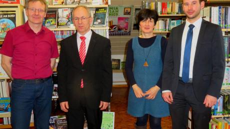 Spenden für die Bücherei: (von links) Bürgermeister Werner Siebert, Manfred Wiedemann (Sparkasse), Leiterin Christine Dippner und Michael Häußler (Raiffeisen-Volksbank).
