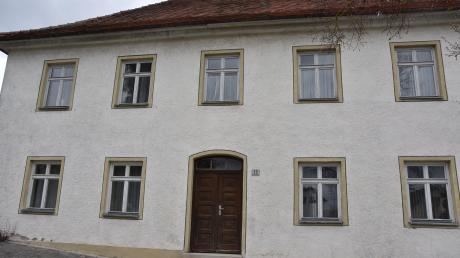 Das alte Schulhaus in Wolferstadt steht derzeit leer. Die Gemeinde überlegt, wie das Gebäude künftig genutzt werden soll.