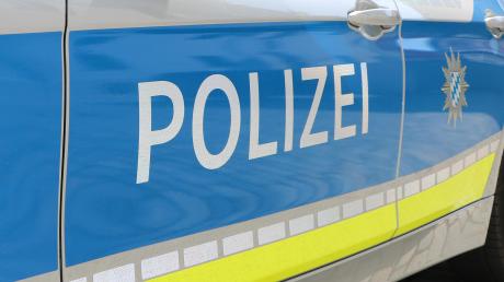 Zwei Männer wählten den Notruf und meldete eine hilflose Person in Augsburg. Zeugen sahen den Vorfall anders: Die Ersthelfer sollen die Täter gewesen sein.