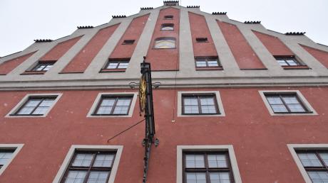 Sieht alt aus – ist aber ein Nachkriegsbau im historischen Stil: das Tanzhaus in Donauwörth. Es war stets das zentrale Gebäude in der Stadt für öffentliche Veranstaltungen. Seit einigen Jahren herrscht Leer- und Stillstand. Nach dem Willen der Stadträte soll sich das bald ändern. Nur: Wann? 	