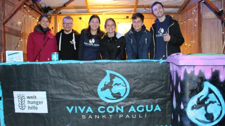 Die Vertreter von Viva con Agua aus Augsburg in ihrem Stand samt Pfandtonne. 