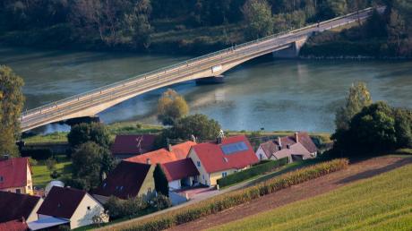 Luftaufnahme der Donaubrücke bei Marxheim: Das Bauwerk soll bald saniert werden. 