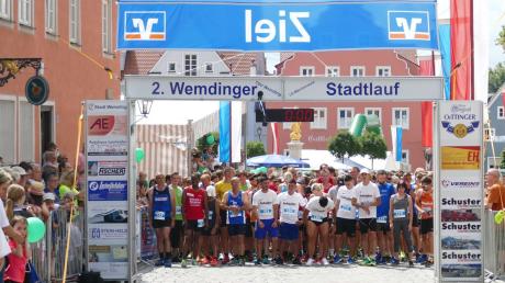 Jede Menge los war beim zweiten Wemdinger Stadtlauf. Dieses Bild entstand wenige Sekunden vor dem Startschuss des Hauptlaufes mit 495 Teilnehmern. Insgesamt wurden 678 Läufer in den verschiedenen Kategorien gezählt. 