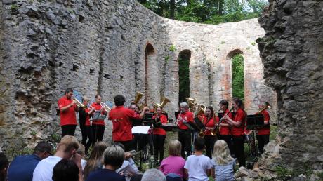 Eine eindrucksvolle Kulisse für ein musikalisches Ereignis: Die Ruine auf dem Uhlberg, die der Wolferstädter Musikverein für seine Serenade gewählt hatte. 
