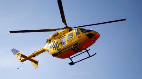 Mit dem Hubschrauber wurde ein 17-Jähriger aus Deiningen in ein Klinikum gebracht. (Symbolbild)