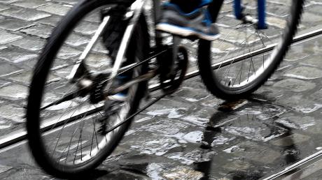 Ein 15-Jähriger ist mit seinem Fahrrad gestürzt. 