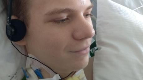 Ein Unfall auf dem Trampolin hat das Leben von Nathanael (16) völlig verändert. Er kann nicht mehr selbstständig atmen, ist ab dem zweiten Halswirbel gelähmt. Für den Turner des TSV Monheim laufen nun viele Hilfsaktionen an. 