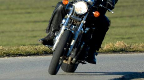 Am Donnerstag gerät ein Motorradfahrer bei Deiningen ins Bankett und rutscht weg.