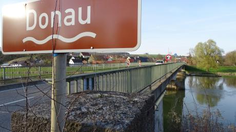 Unter der Donaubrücke in Marxheim hat die Polizei einen Mann beim Schwarzfischen erwischt.