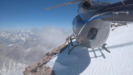 Dieser Prototyp der neuen H-145-Version landete auf dem Gipfel des Aconcagua in Argentinien auf einer Höhe von 6962 Metern. An Bord waren Alexander Neuhaus und Antoine van Gent aus dem Werk in Donauwörth. 