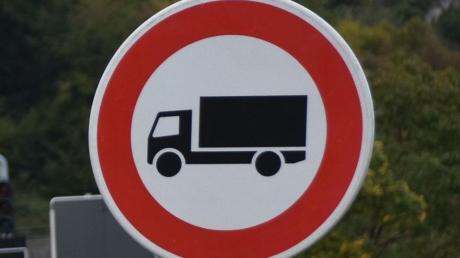 Lkw mit mehr als 3,5 Tonnen dürfen nicht über die Mindelbrücke in Jettingen fahren. Viele halten sich nicht daran. 