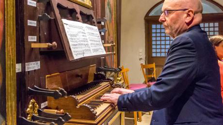 Pater Stefan Ulrich Kling, Orgelsachverständiger der Diözese, stimmte die frisch restaurierte Orgel erstmals wieder an.