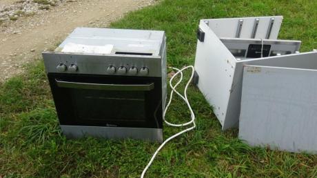 Dieser Elektrobackofen und Küchenteile landeten in der Flur.