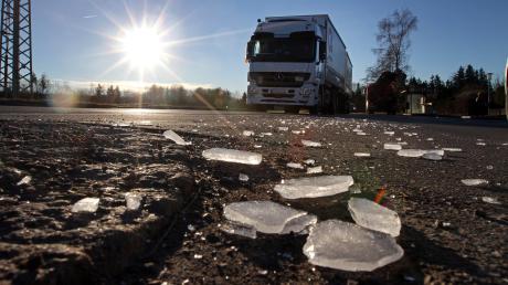 Weil er nicht wie vorgeschrieben Eis vom Dach seines Fahrzeugs entfernt hatte, hat ein Lastwagenfahrer Ärger mit der Autobahnpolizei bekommen.  