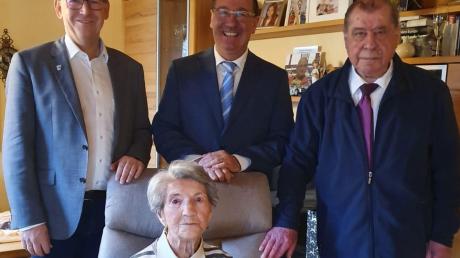 Rosa Öhl wurde zu ihrem 100. Geburtstag von Pfarrer Paul Großmann (rechts), Landrat Stefan Rößle (links) und Bürgermeister Roland Dietz besucht.