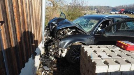 Ein 18-Jähriger ist bei einem Verkehrsunfall bei Marxheim schwer verletzt worden.