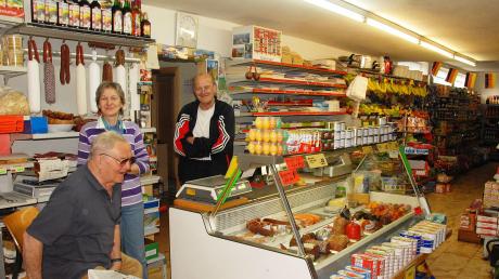 Ein Bild aus vergangenen Tagen: Maria und Sieghard Jantschik (hinten) in ihrem Laden ins Gansheim.