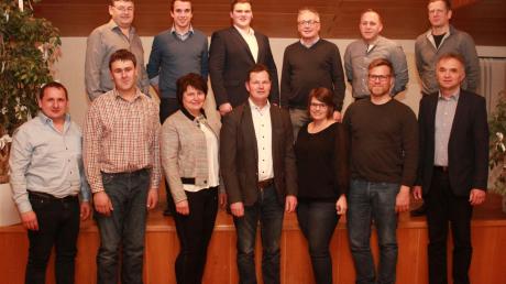 Das sind die Kandidaten der CSU Wolferstadt zusammen mit (vorne in der Mitte) Bürgermeisterkandidat Philipp Schlapak.  	