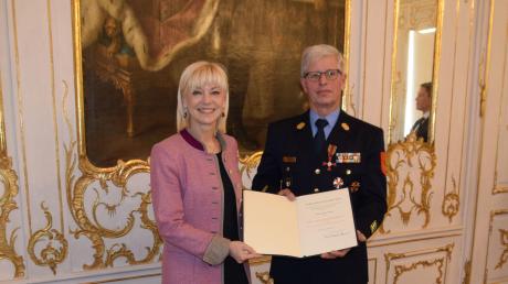 Aus den Händen von Staatssekretärin Carolina Trautner hat Georg Riehl am Donnerstagvormittag in Augsburg das Bundesverdienstkreuz am Bande samt Urkunde erhalten.