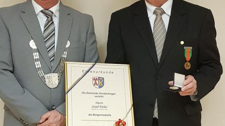 Genderkingens Bürgermeister Roland Dietz (links) hat Josef Keller für dessen Verdienste mit der Bürgermedaille ausgezeichnet. 	 	