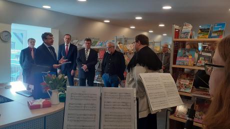 Mit einem Festakt feierte die Gemeindebücherei St. Dionysius in Fünfstetten ihren Einzug im Dachgeschoss des Dorfladens.  	