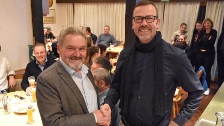 Peter Mahl (links) gratuliert seinem designierten Nachfolger Stefan Roßkopf, der bei der Wahl am Sonntag 63,7 Prozent der abgegebenen Stimmen erhielt.
